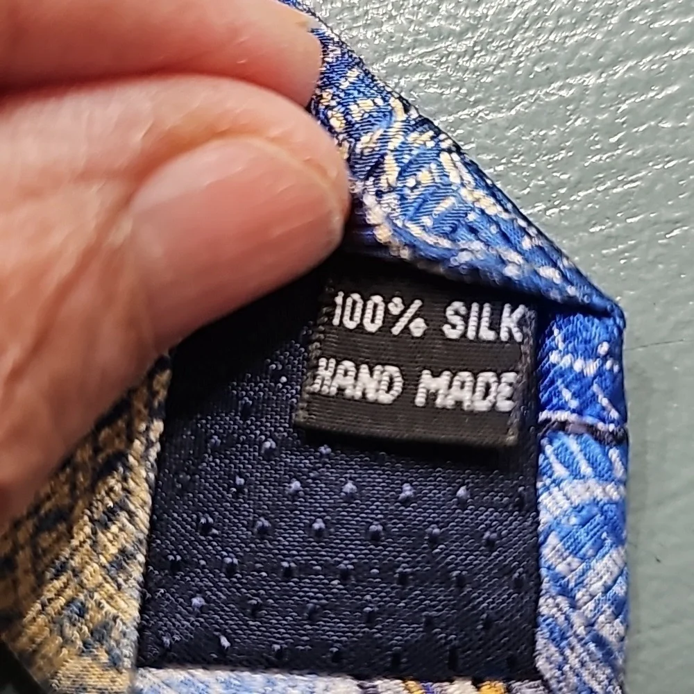 ENRICO CAPUCCI mens 100 % silk hand made tie. New York Rome. Blue/gold. 60 X‎ 4